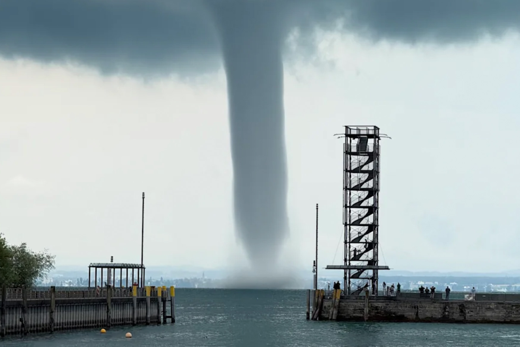 🌪️ Riesiger Tornado wirbelt über den Bodensee (Video)