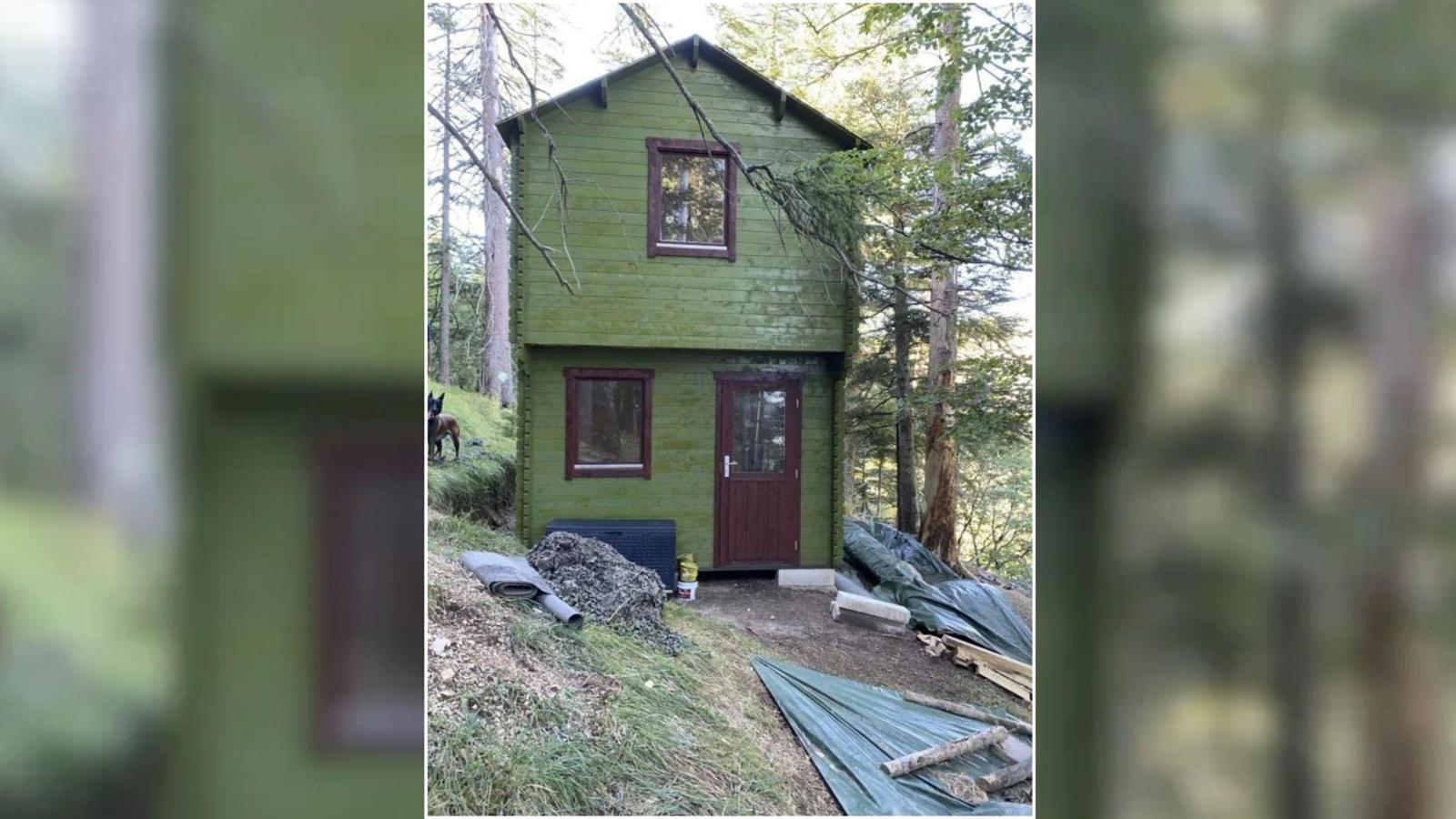 🏕️ 🔫 Prepper baut heimlich zweistöckiges Holzhaus im Bergwald