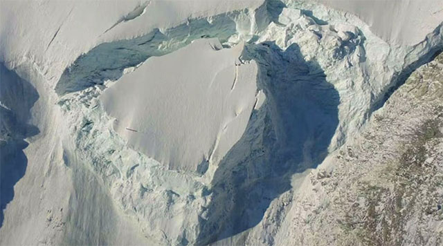 🏔️ Gefahr in den Alpen: 250.000 Tonnen schwerer Eisblock bedroht ganzes Dorf