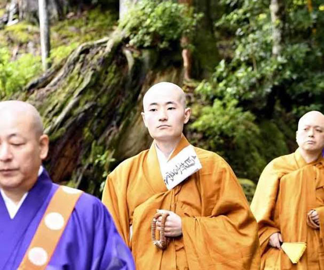 🧘 ⛩️Japanischer Mönch isoliert sich bis 2038 für ein rigoroses Training, das in der Vergangenheit viele das Leben gekostet hat