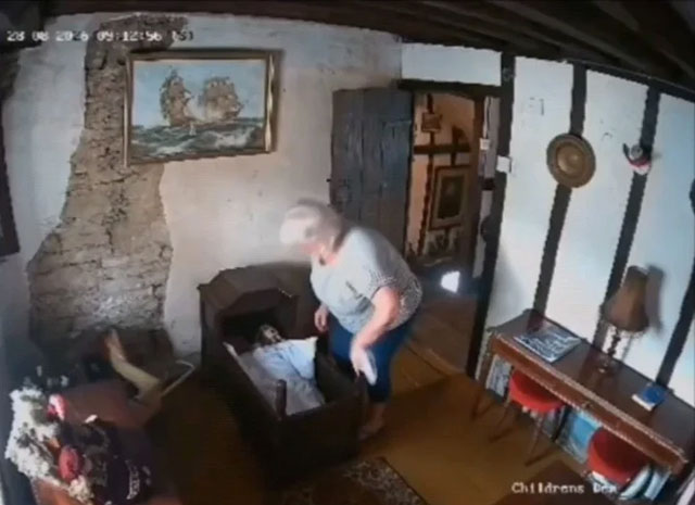 👻 💡 Ein Kinderwagen bewegt sich von selbst in „Englands am meisten heimgesuchtem Pub“, der von Kindergeistern bevölkert ist (Video)