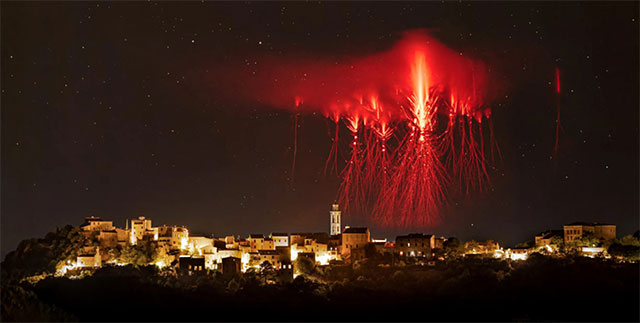 ✨ Riesige rote Kobolde über einem Dorf auf Korsika in außergewöhnlichen Fotos eingefangen